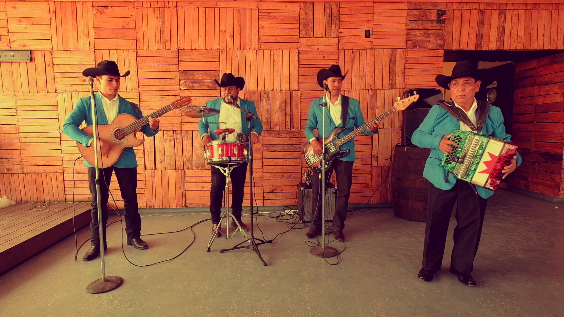 Fotograma de El Pávido Návido interpretado por grupo norteño