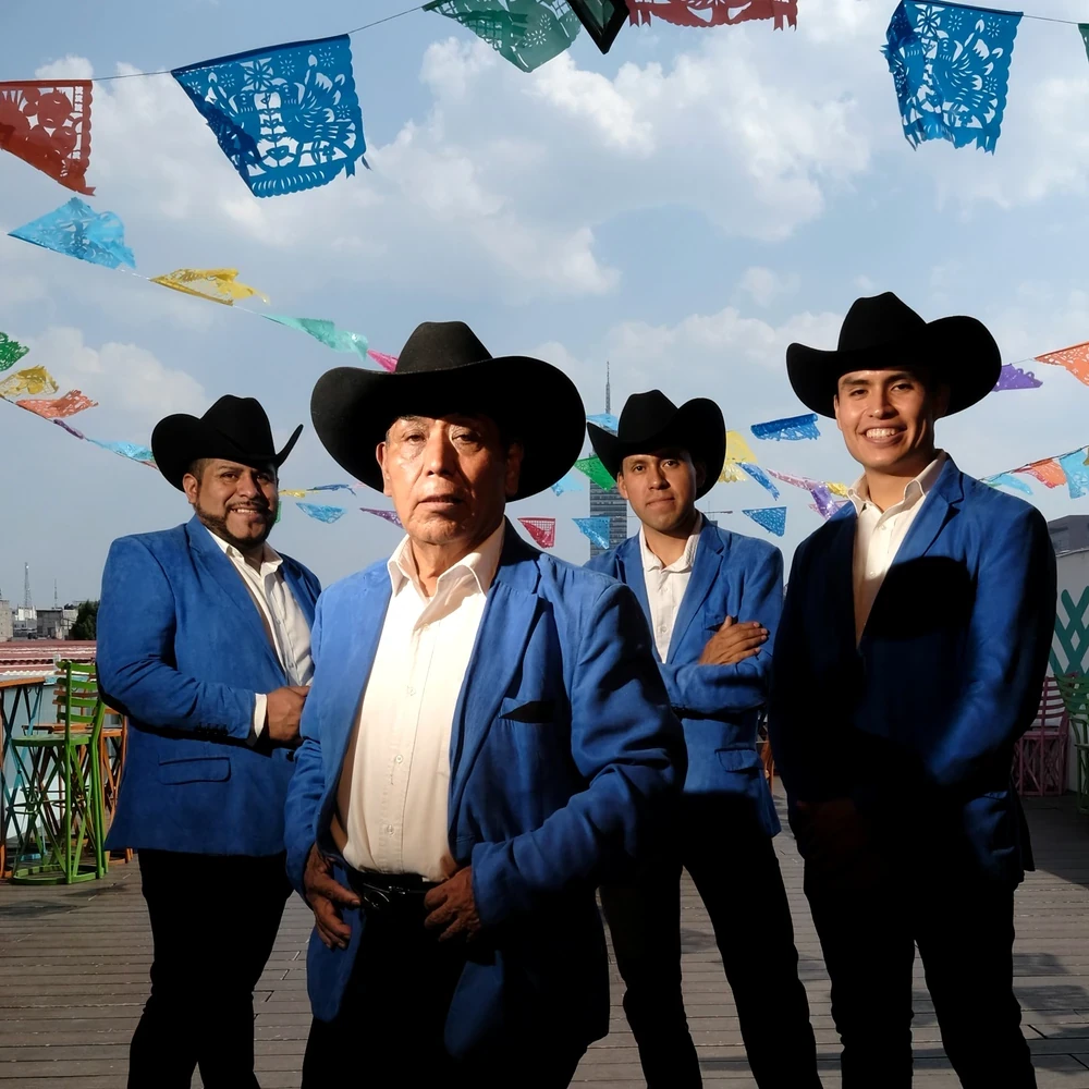 Grupo norteño interpretando música en vivo con acordeón y bajo sexto