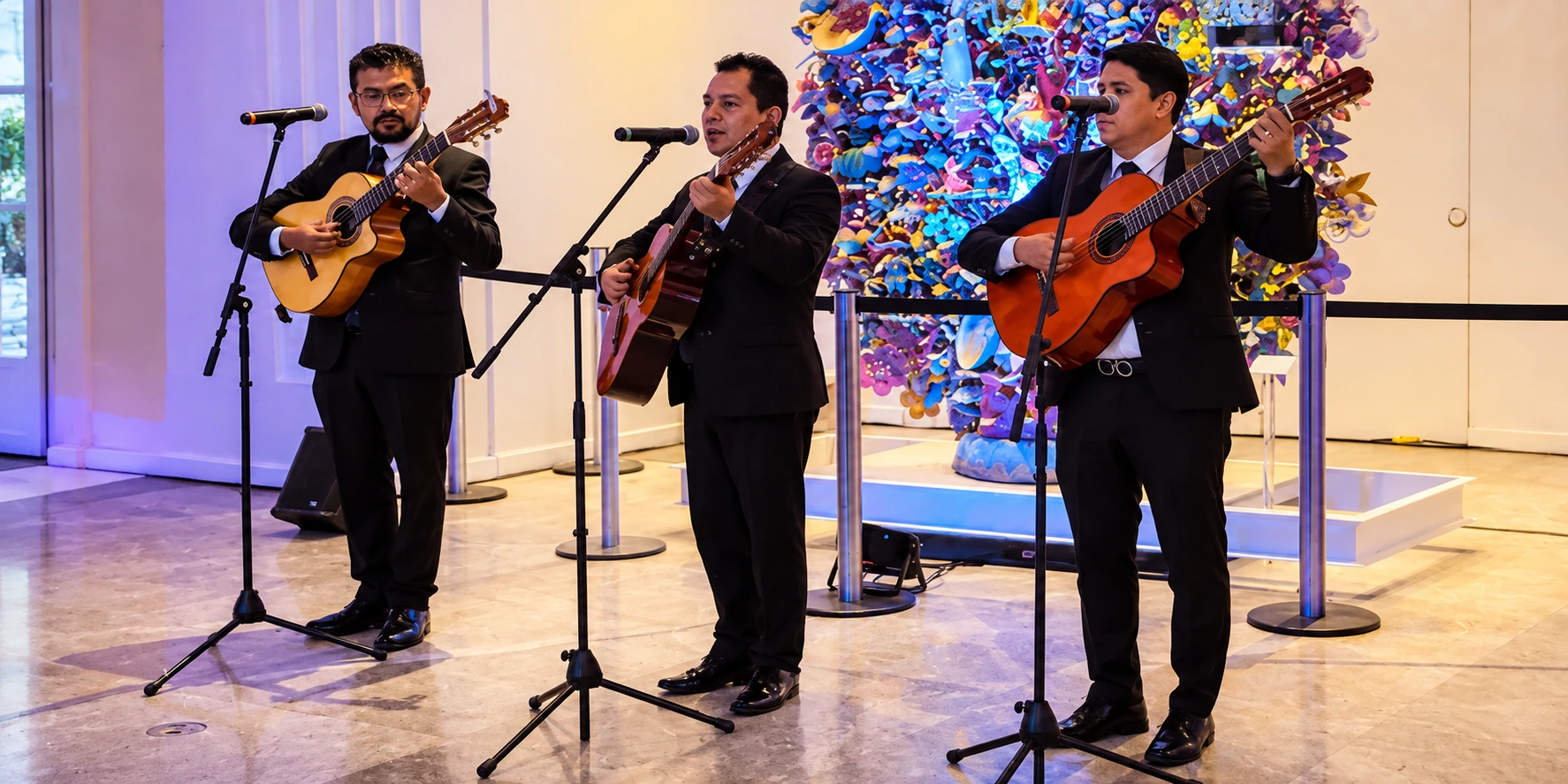 Trío musical de tres guitarristas durante una presentación en vivo para eventos en CDMX y Estado de México
